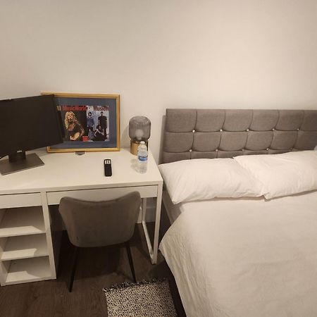 Flat With Work Station, Monitor, Smart Tv & Netflix Apartment London Exterior photo