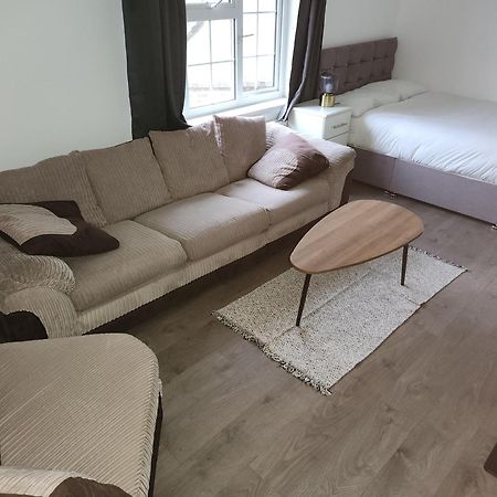 Flat With Work Station, Monitor, Smart Tv & Netflix Apartment London Exterior photo