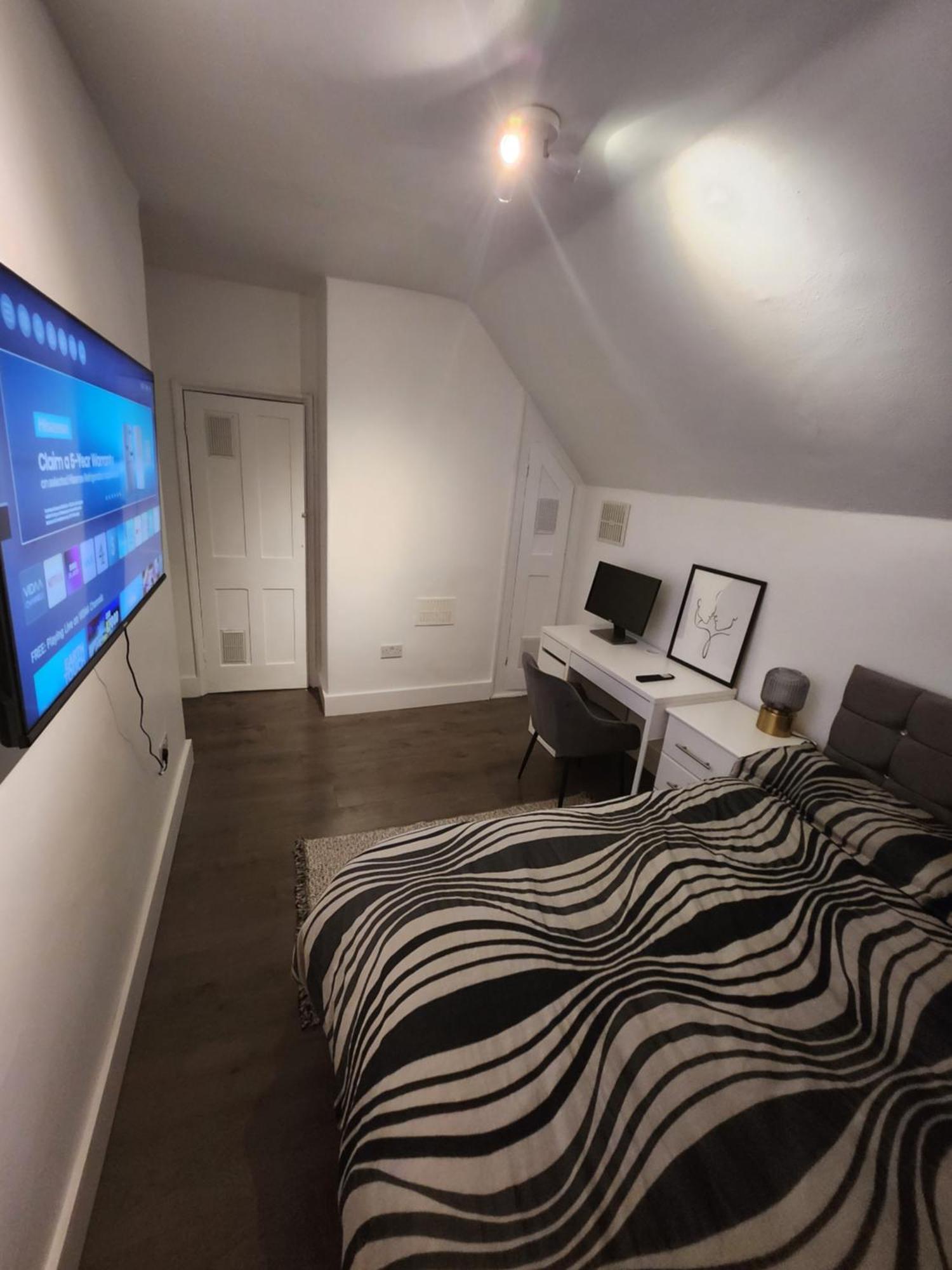Flat With Work Station, Monitor, Smart Tv & Netflix Apartment London Exterior photo