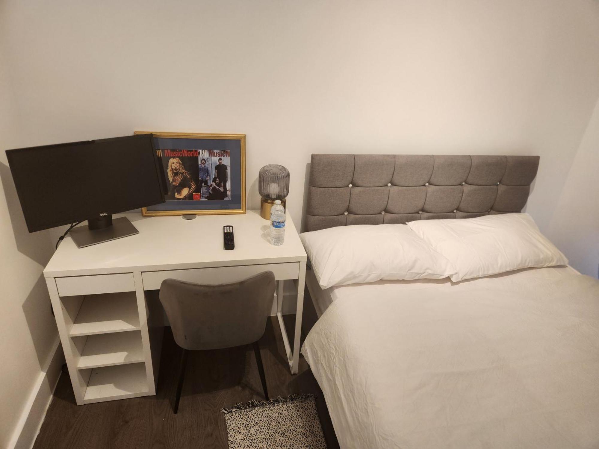 Flat With Work Station, Monitor, Smart Tv & Netflix Apartment London Exterior photo