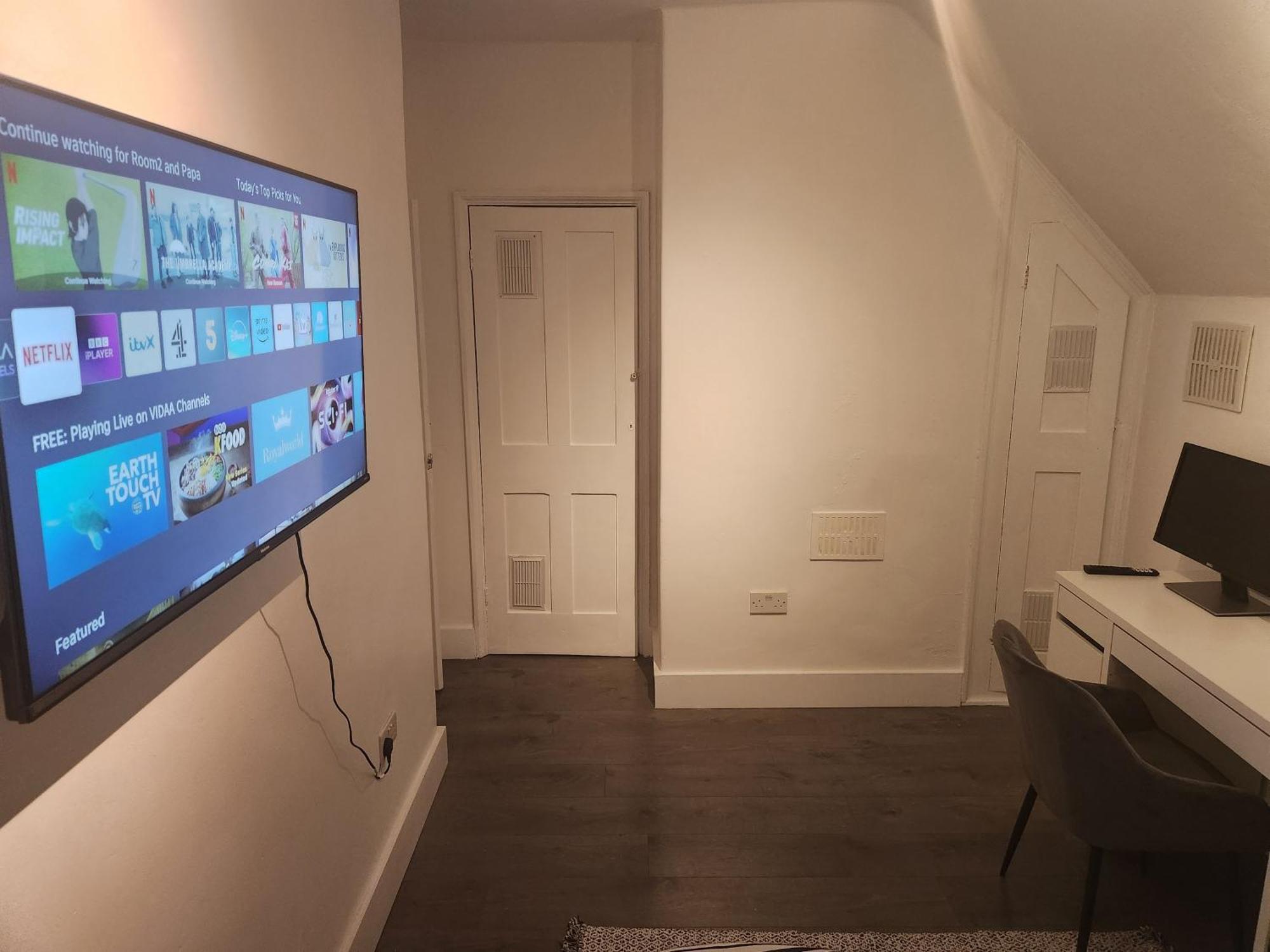 Flat With Work Station, Monitor, Smart Tv & Netflix Apartment London Exterior photo