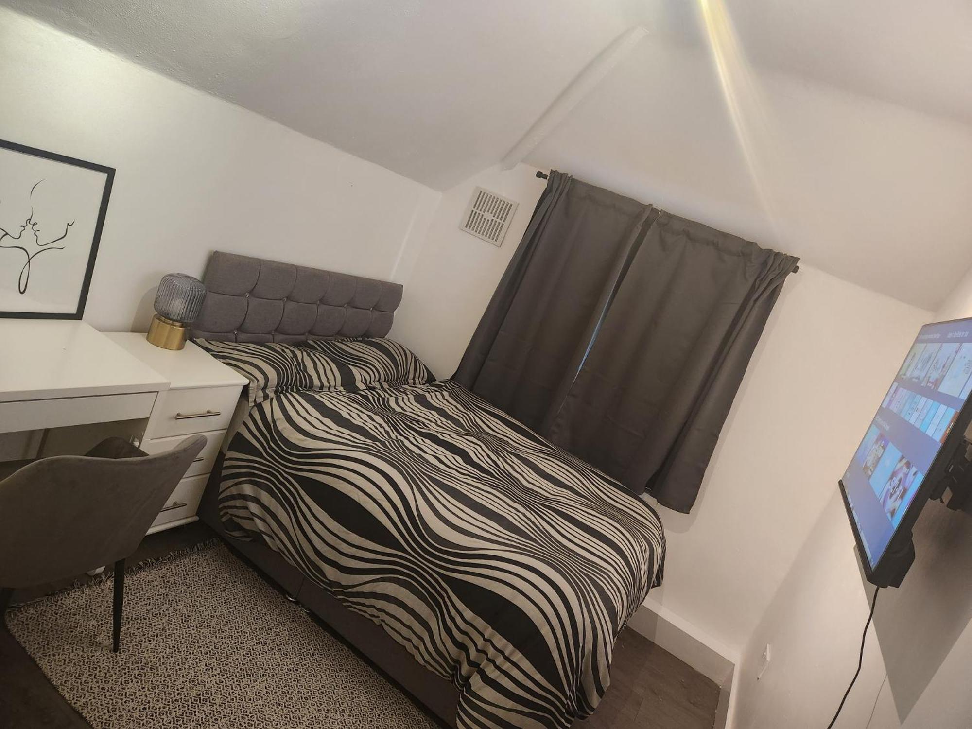 Flat With Work Station, Monitor, Smart Tv & Netflix Apartment London Exterior photo