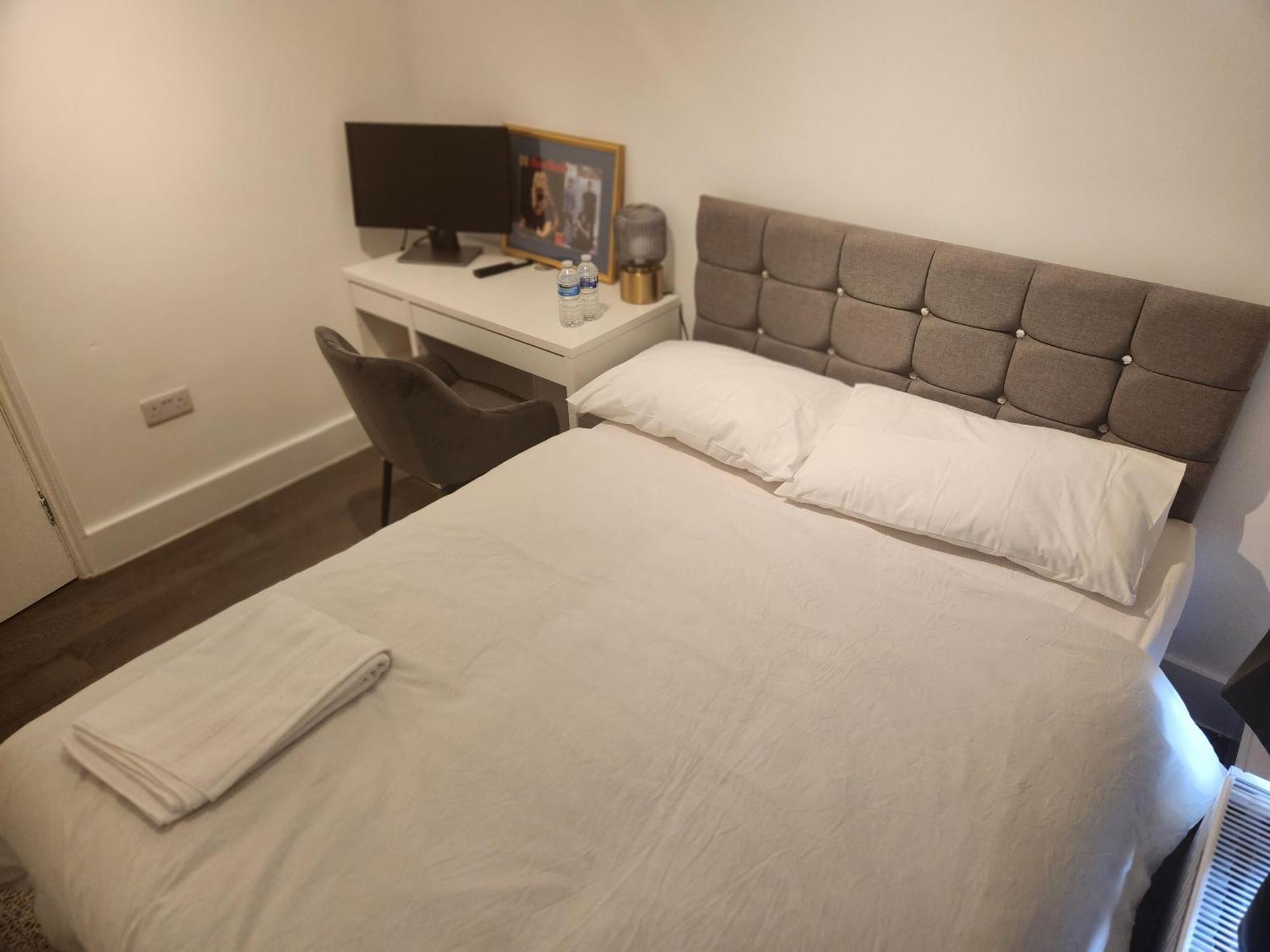 Flat With Work Station, Monitor, Smart Tv & Netflix Apartment London Exterior photo
