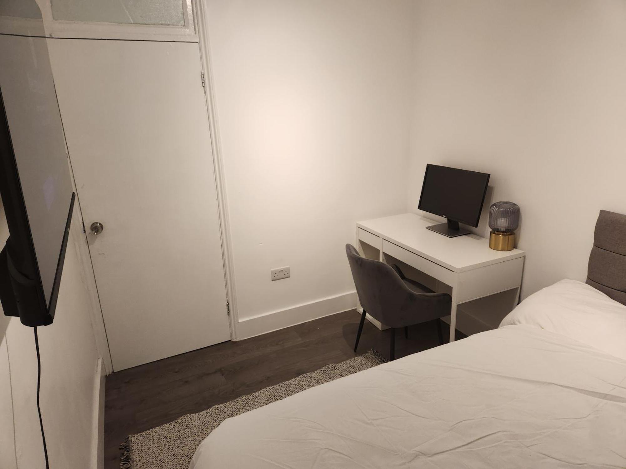 Flat With Work Station, Monitor, Smart Tv & Netflix Apartment London Exterior photo