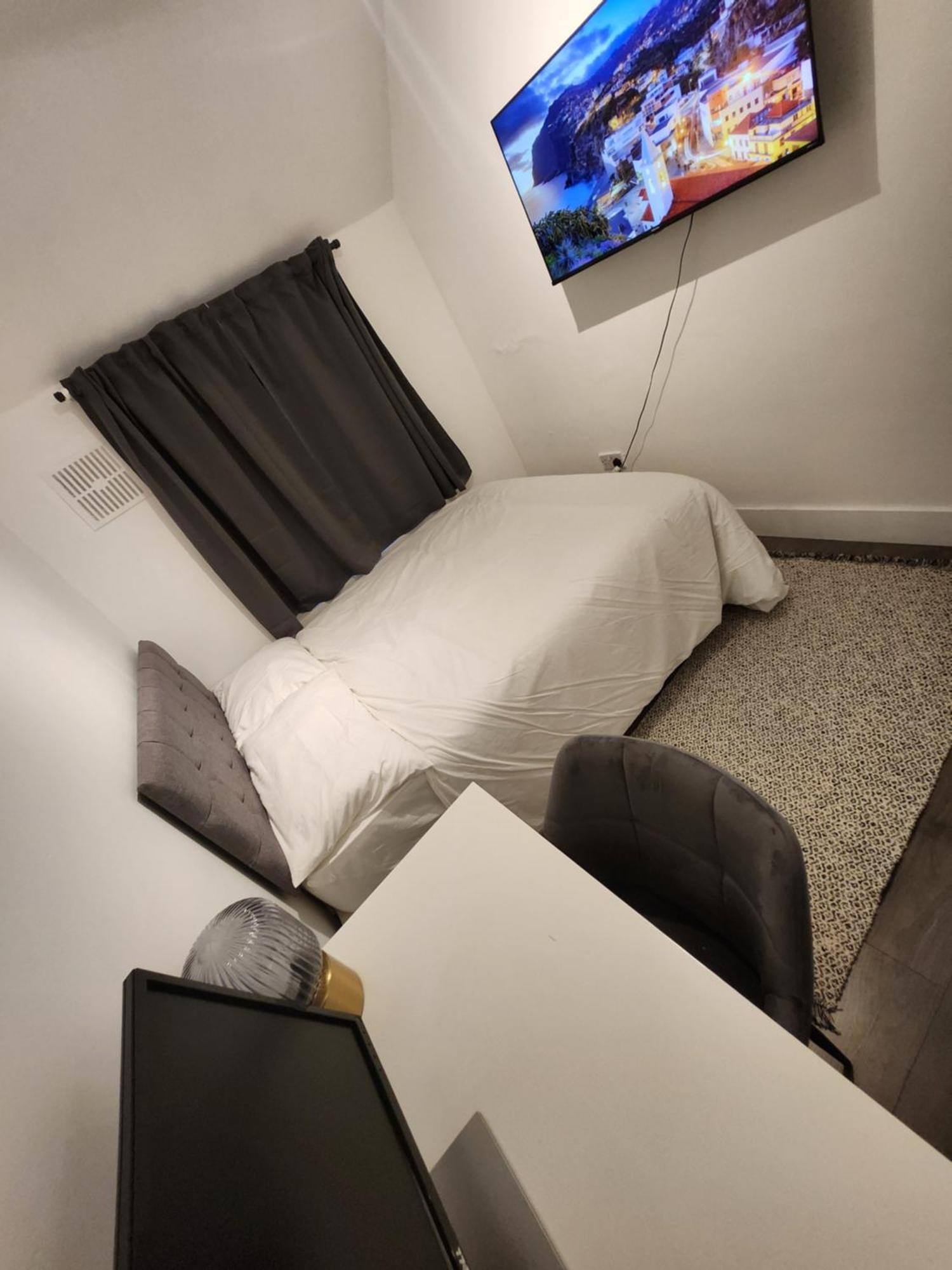 Flat With Work Station, Monitor, Smart Tv & Netflix Apartment London Exterior photo