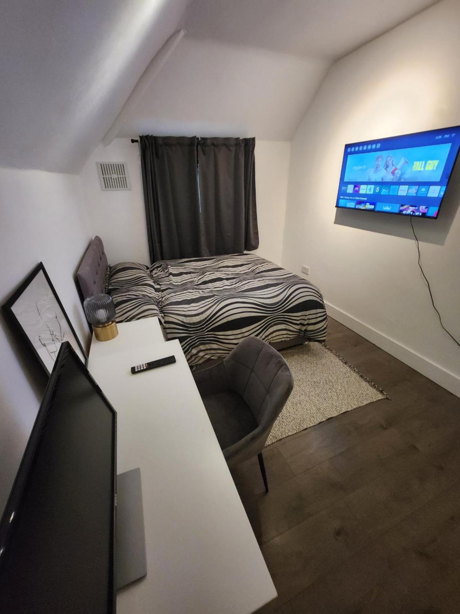 Flat With Work Station, Monitor, Smart Tv & Netflix Apartment London Exterior photo