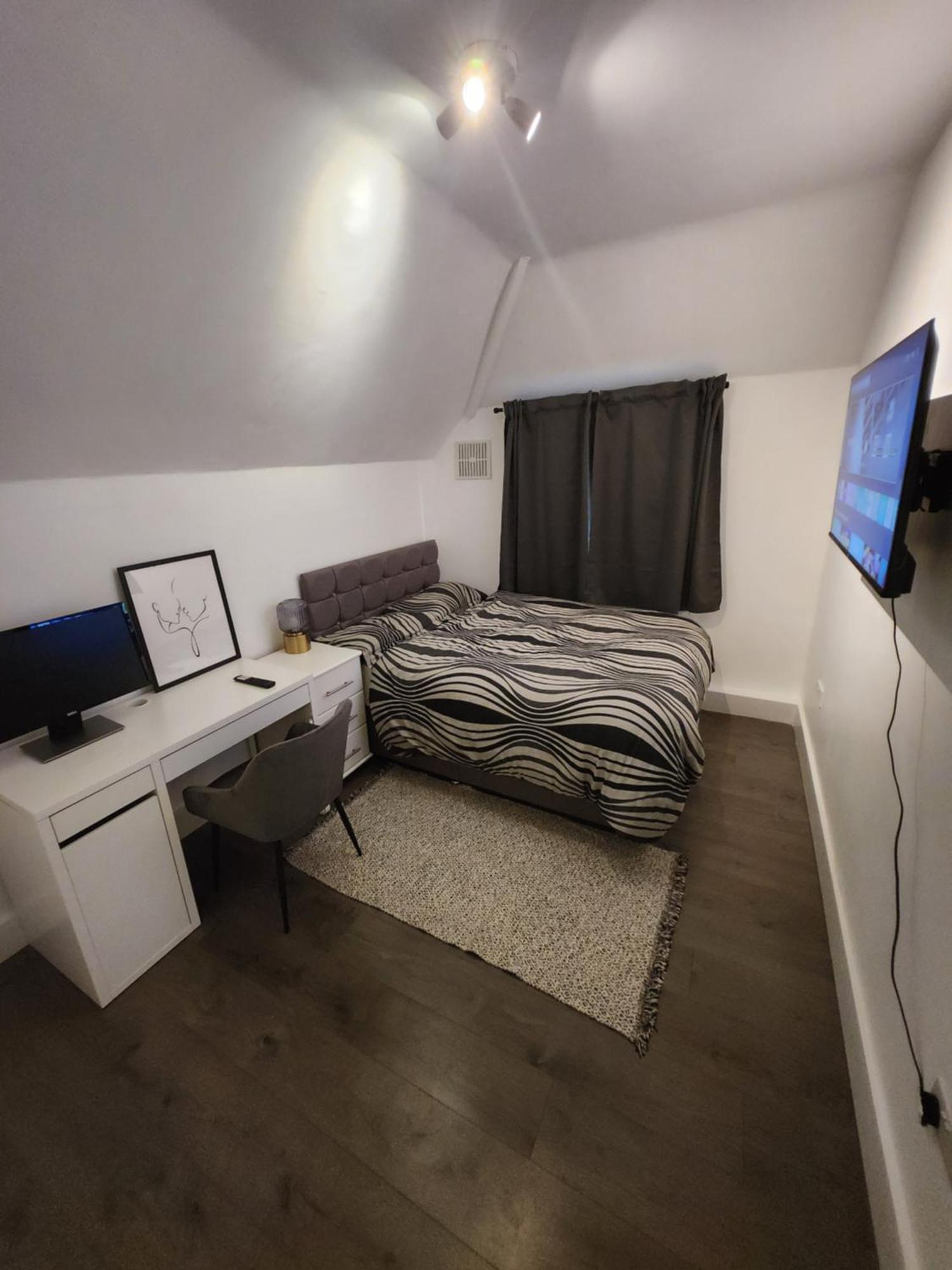 Flat With Work Station, Monitor, Smart Tv & Netflix Apartment London Exterior photo