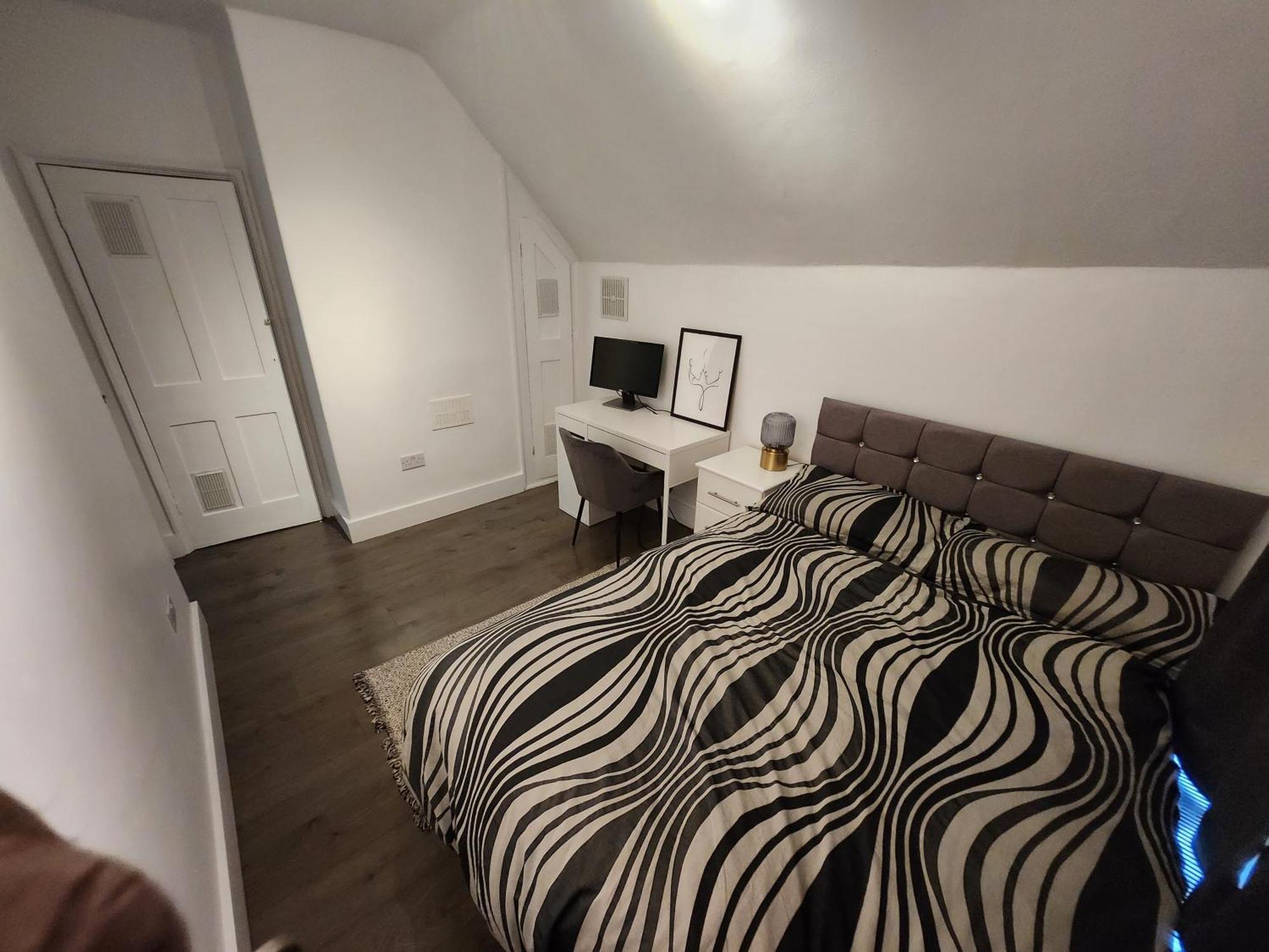 Flat With Work Station, Monitor, Smart Tv & Netflix Apartment London Exterior photo