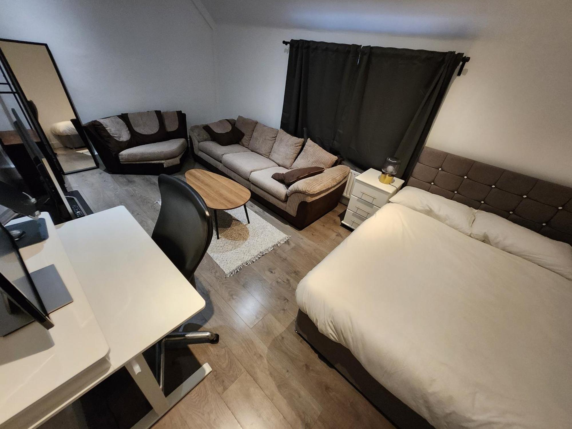 Flat With Work Station, Monitor, Smart Tv & Netflix Apartment London Exterior photo