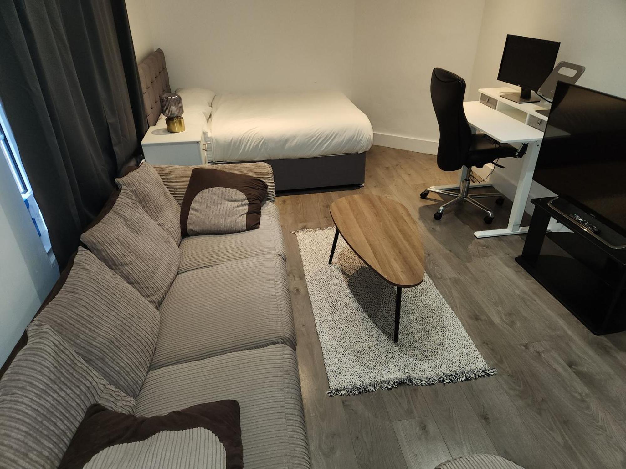 Flat With Work Station, Monitor, Smart Tv & Netflix Apartment London Exterior photo